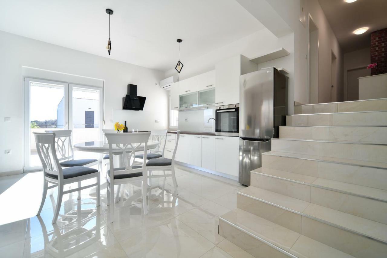 Apartman Space Ražanac Buitenkant foto